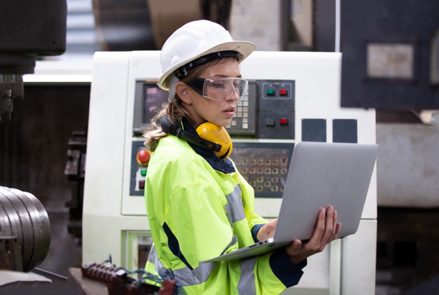 Une femme regardant son ordinateur pour vérifier l'état des stocks en temps réel Une femme regardant son ordinateur pour vérifier l'état des stocks en temps réel