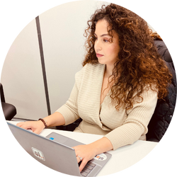 Femme assise à un bureau et devant un ordinateur